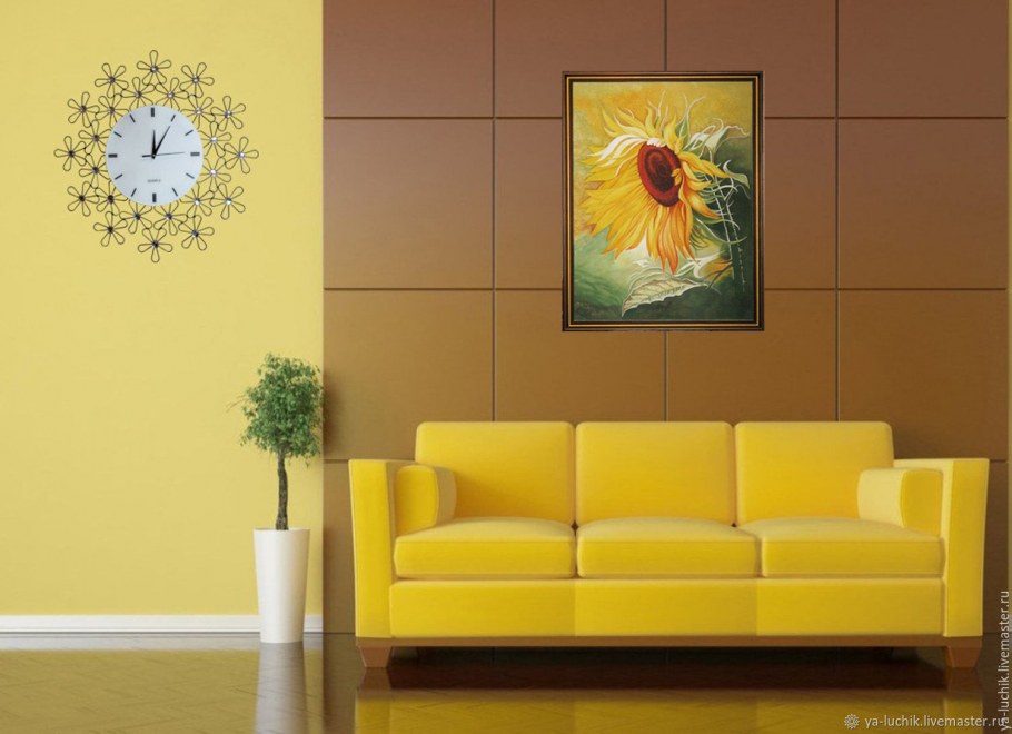 Диван на фоне стены