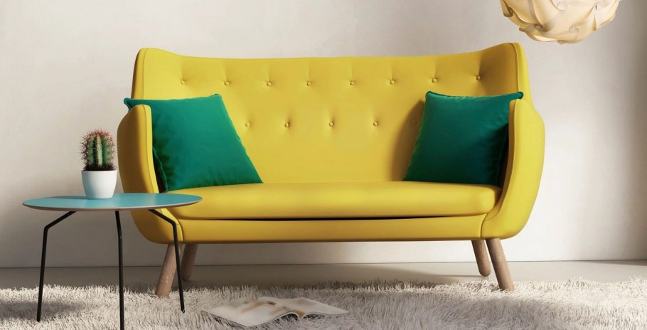 Диван на желтом фоне