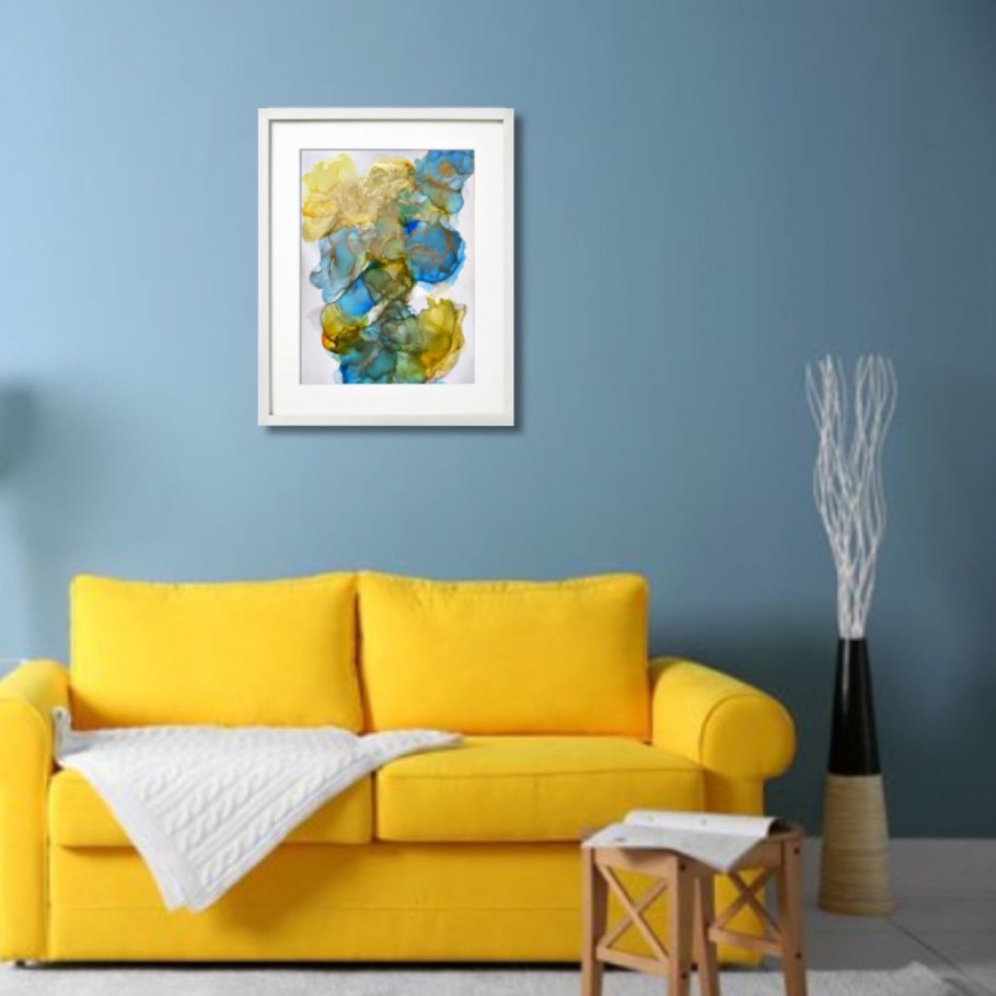 Желтый диван и фотообои