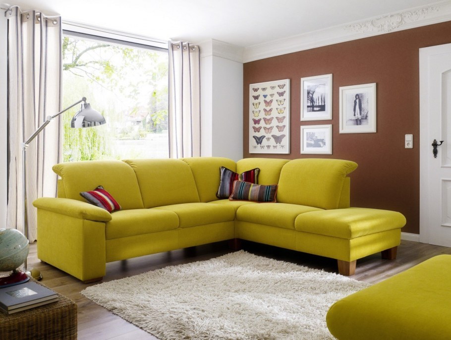 Желтый диван и оливковый цвет