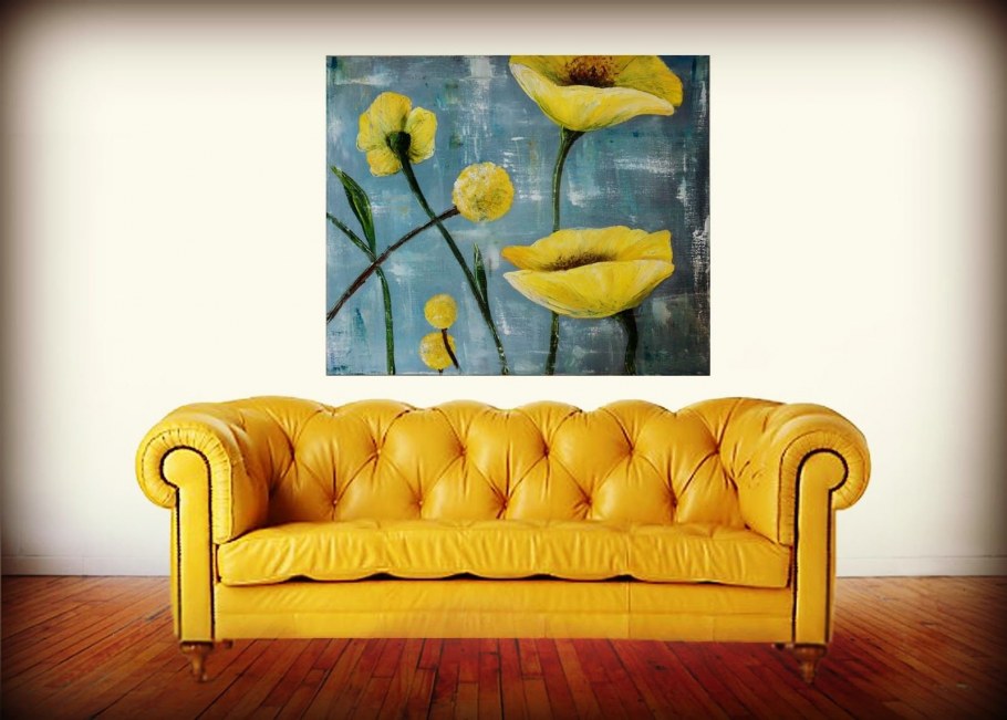 Яркий диван в интерьере гостиной