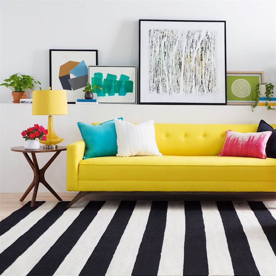 Маленькая гостиная с горчичным диваном