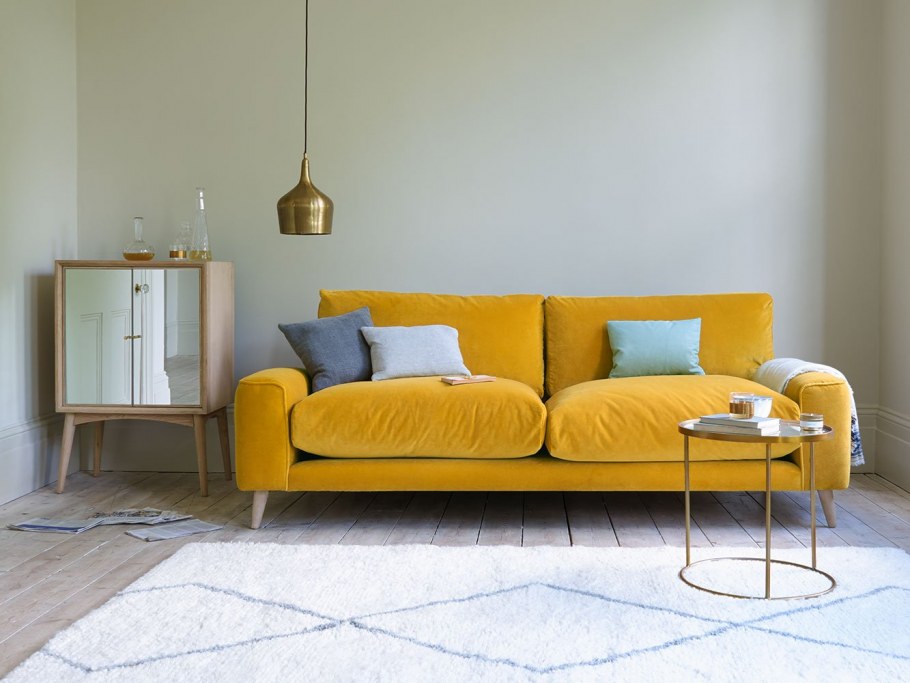 Ковер к желтому дивану