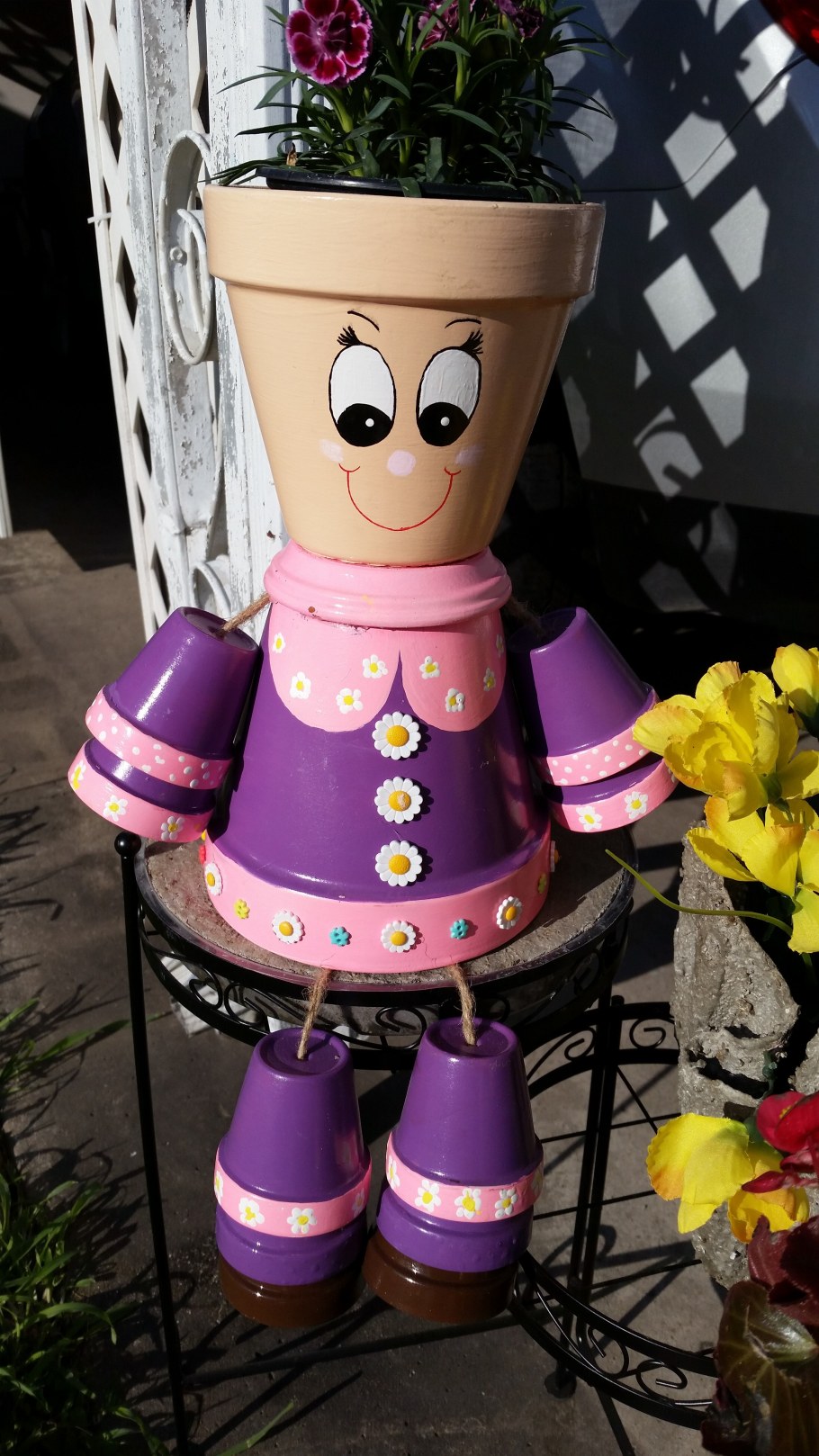 Миньоны из цветочных горшков