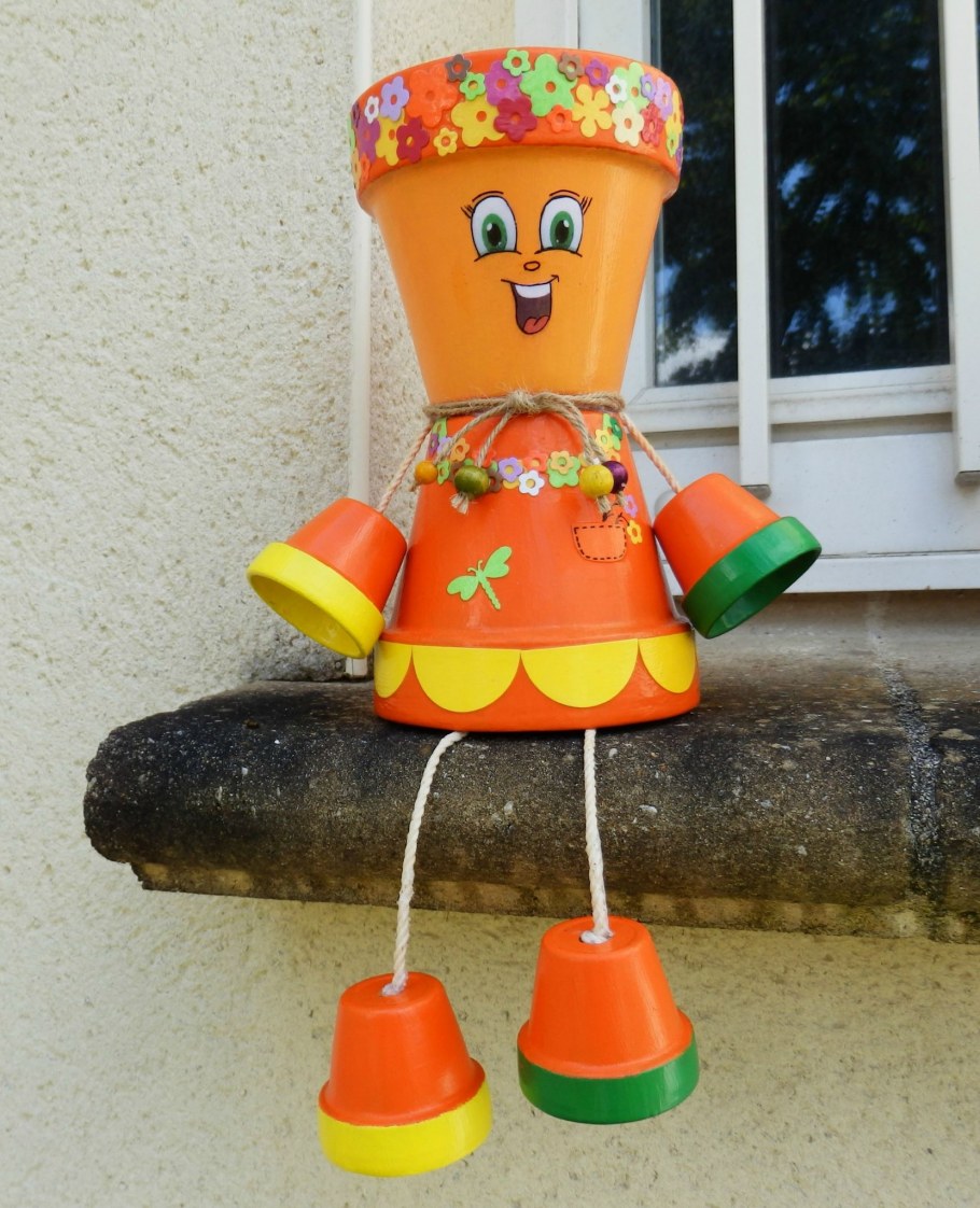 Композиция из горшков в саду