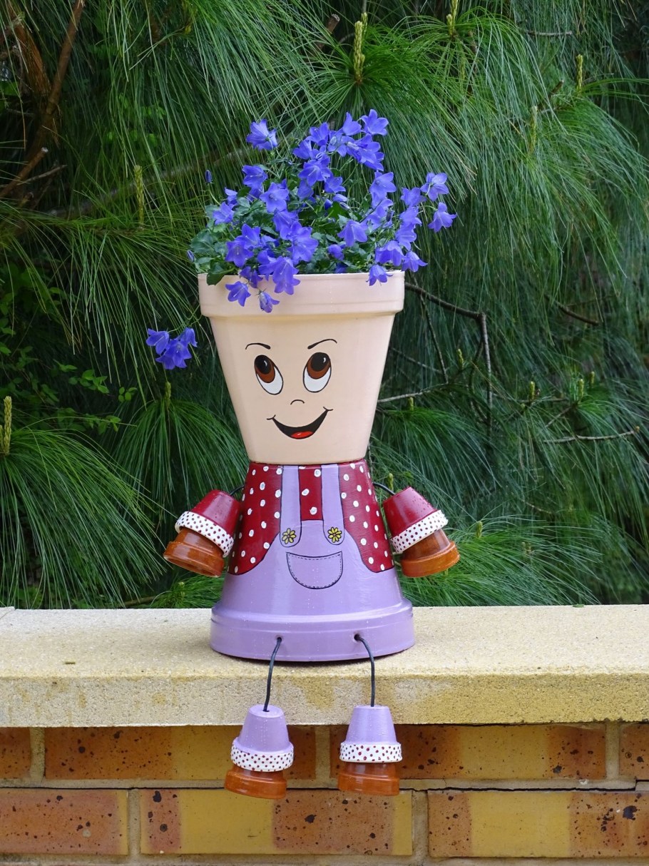 Человечки из горшков для цветов