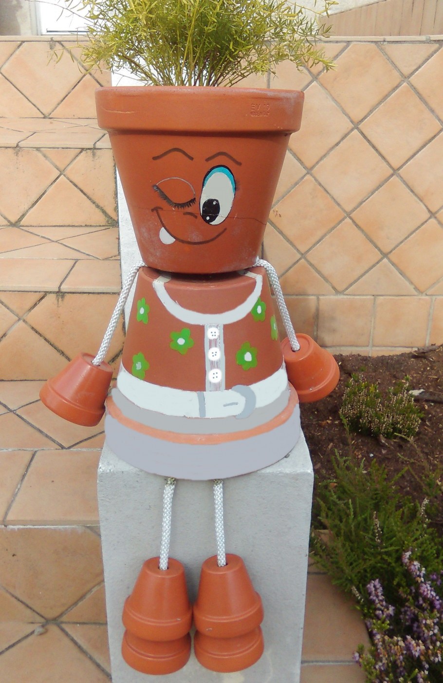 Садовые скульптуры из цветочных горшков