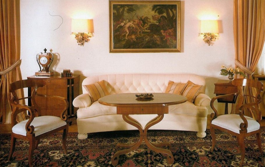 Бидермейерский диван