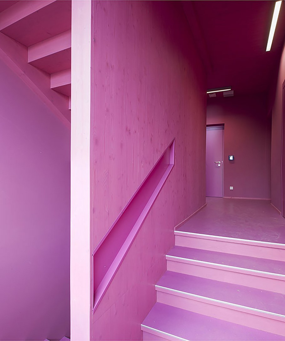 Лестница розоватого оттенка