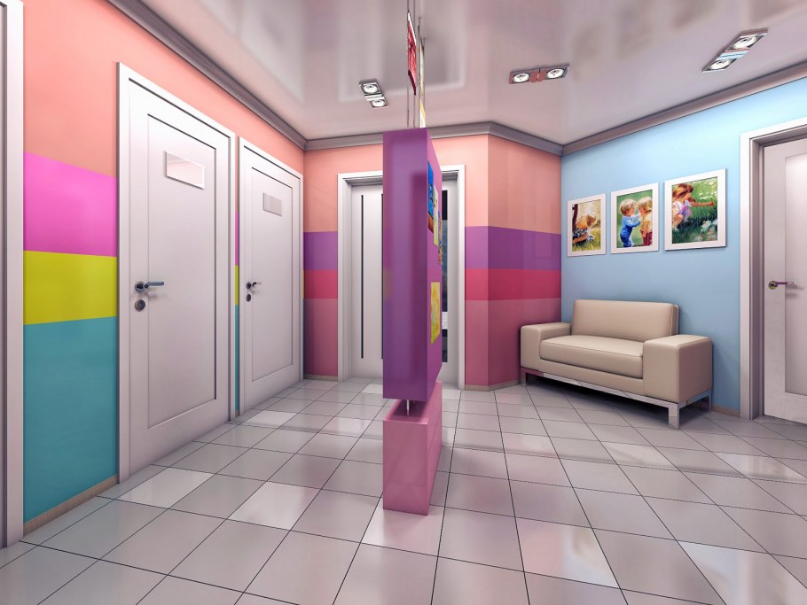 Розовые стены в прихожей