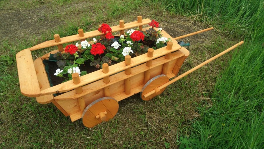 Деревянная тележка для цветов