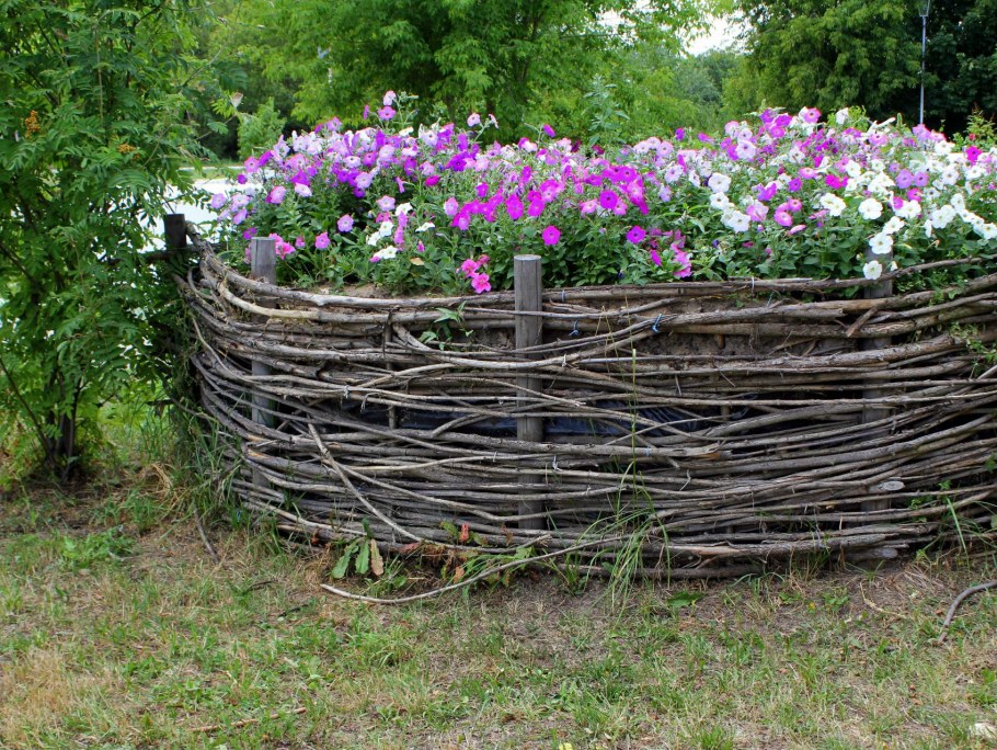 Плетеная изгородь для клумбы