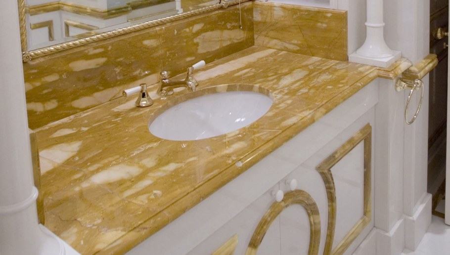 Ванная с плиткой под мрамор