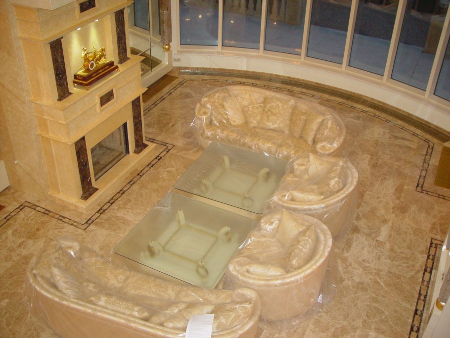 Оникс на стеклянной стене