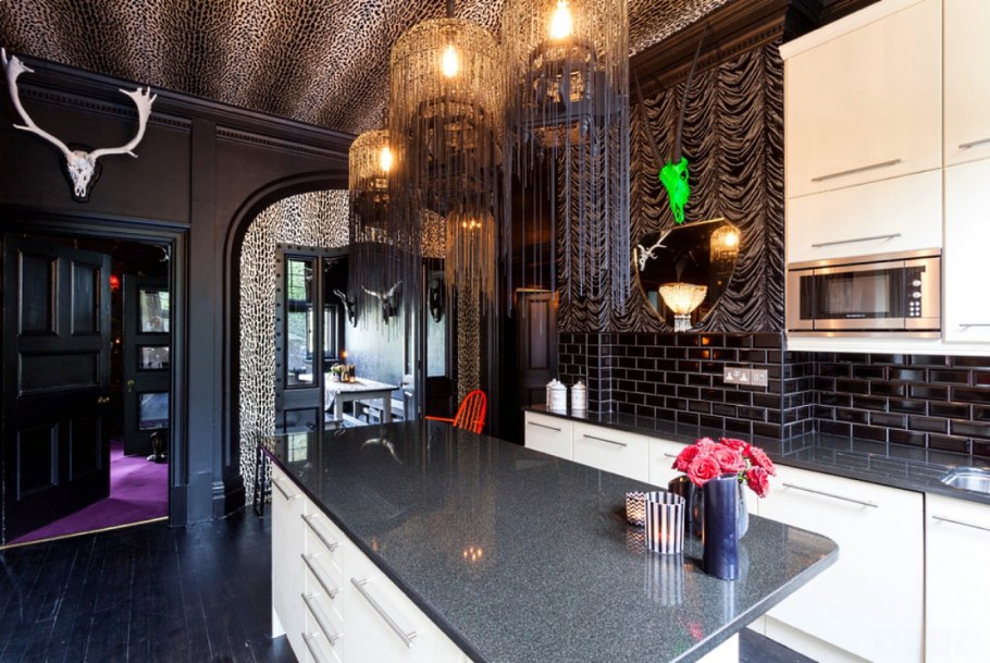 Белый потолок с черными балками