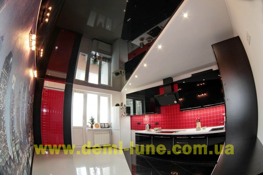 Темный деревянный потолок