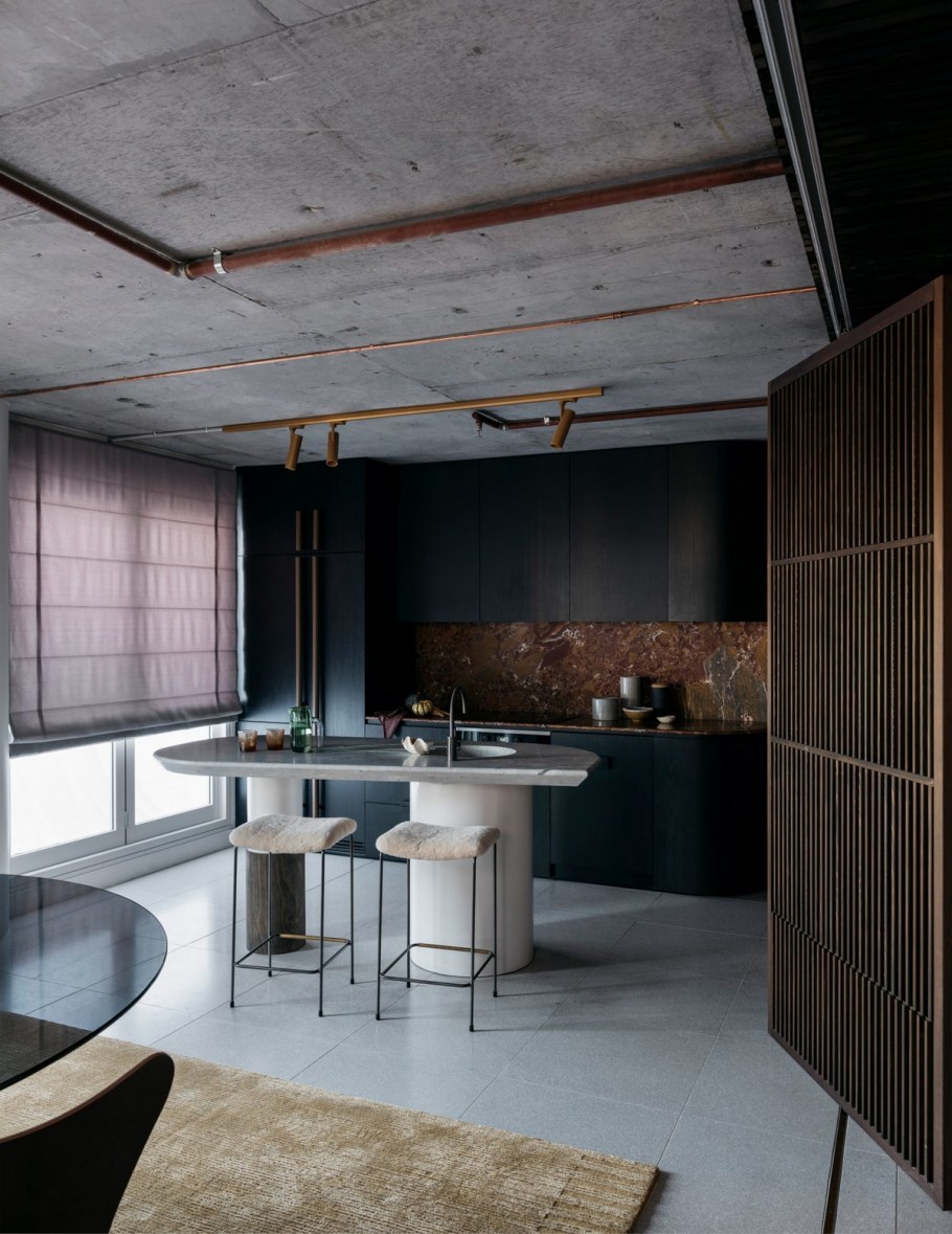 Черный натяжной потолок на кухне