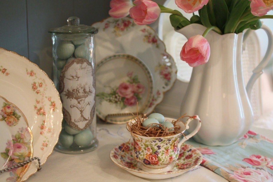 Круглый стол с цветами