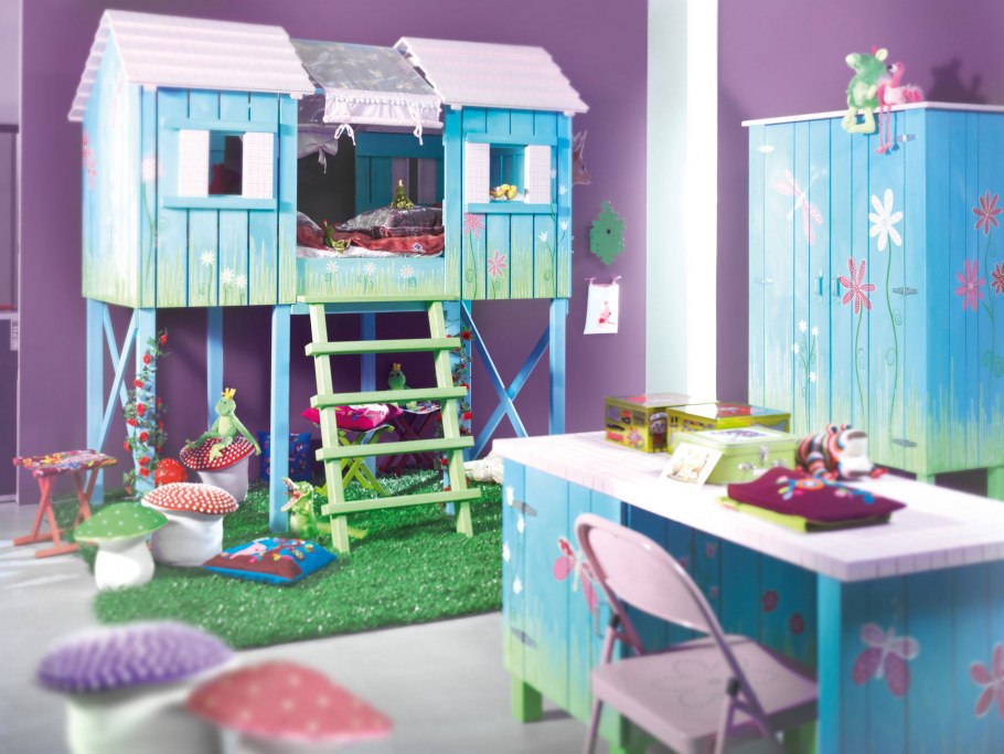 Домик для игр в детской комнате