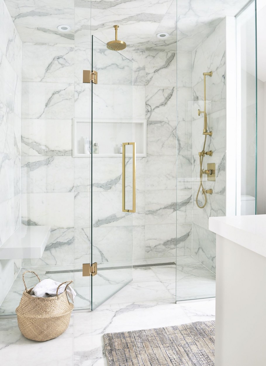 Душевая комната из белого мрамора