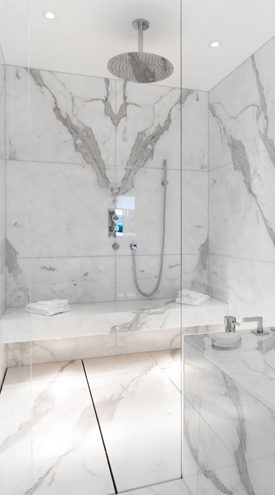 Душевая с плиткой под мрамор