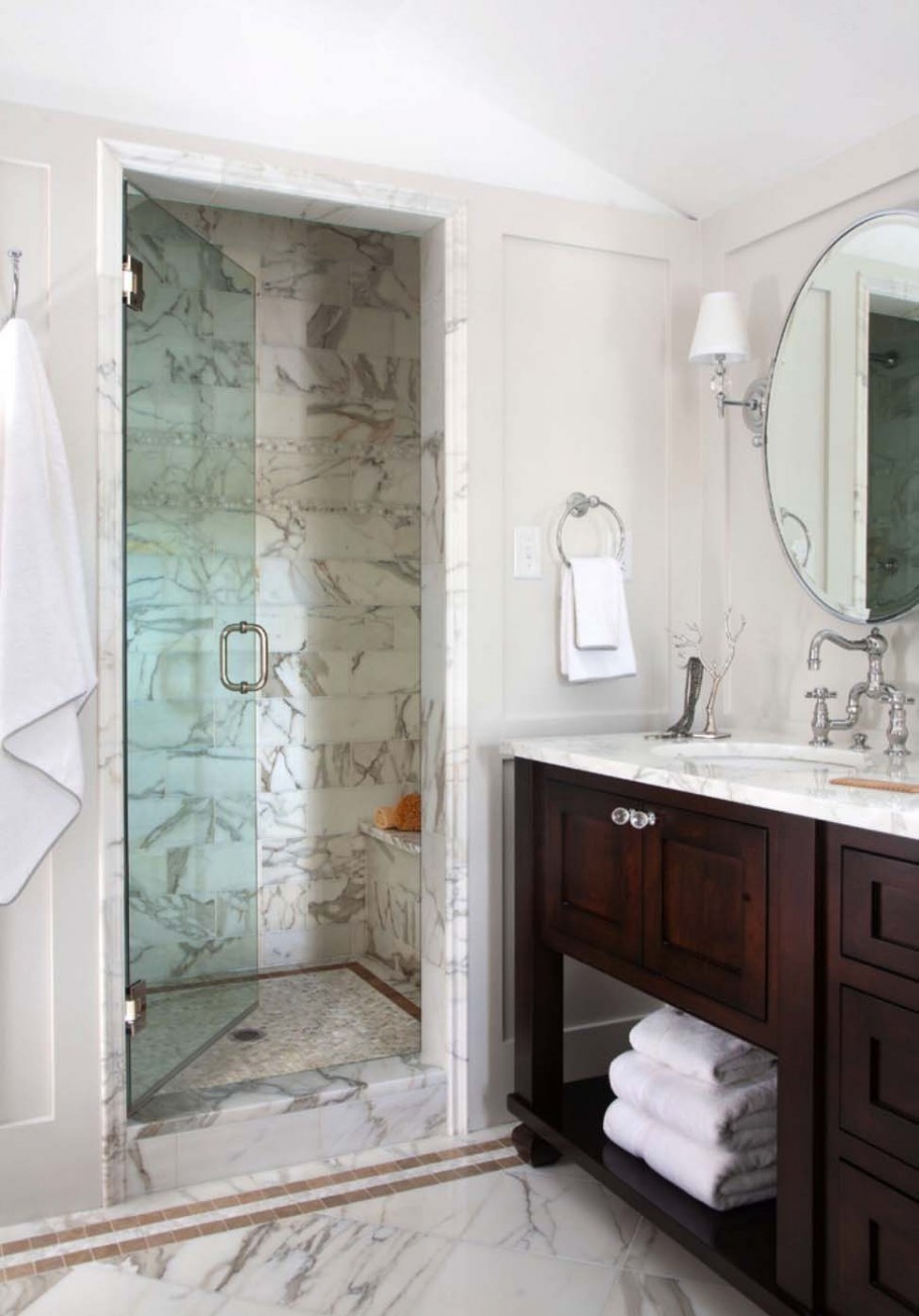Ванная с душевой кабиной под мрамор
