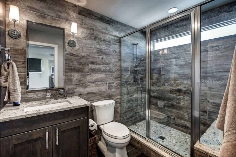 Санузел с душевой мрамор и дерево