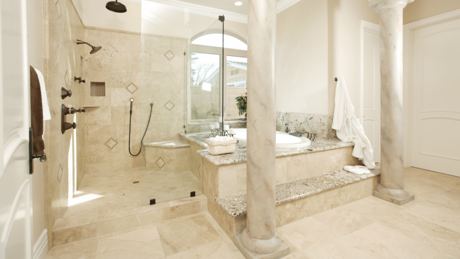 Ванная комната с колоннами