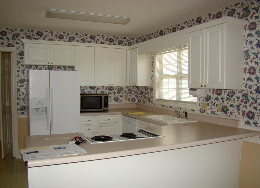 Сочетание плитки и обоев на кухне