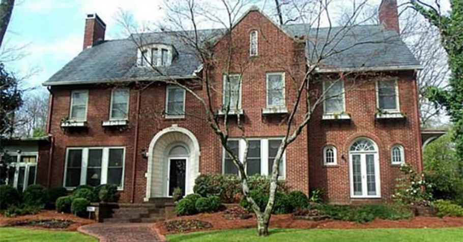 Домик в английском стиле из красного кирпича