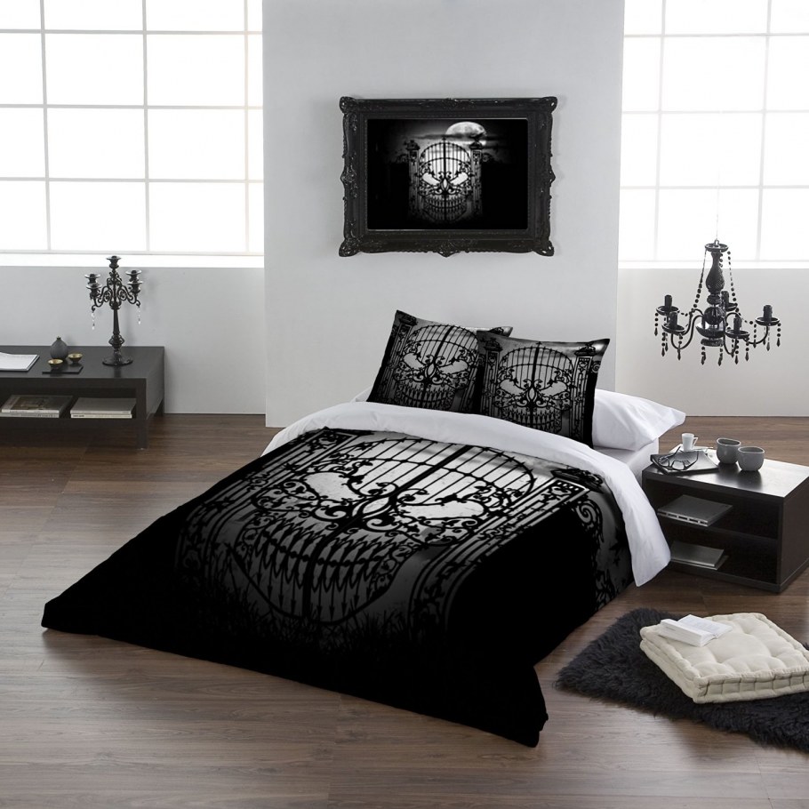 Спальня с черепами