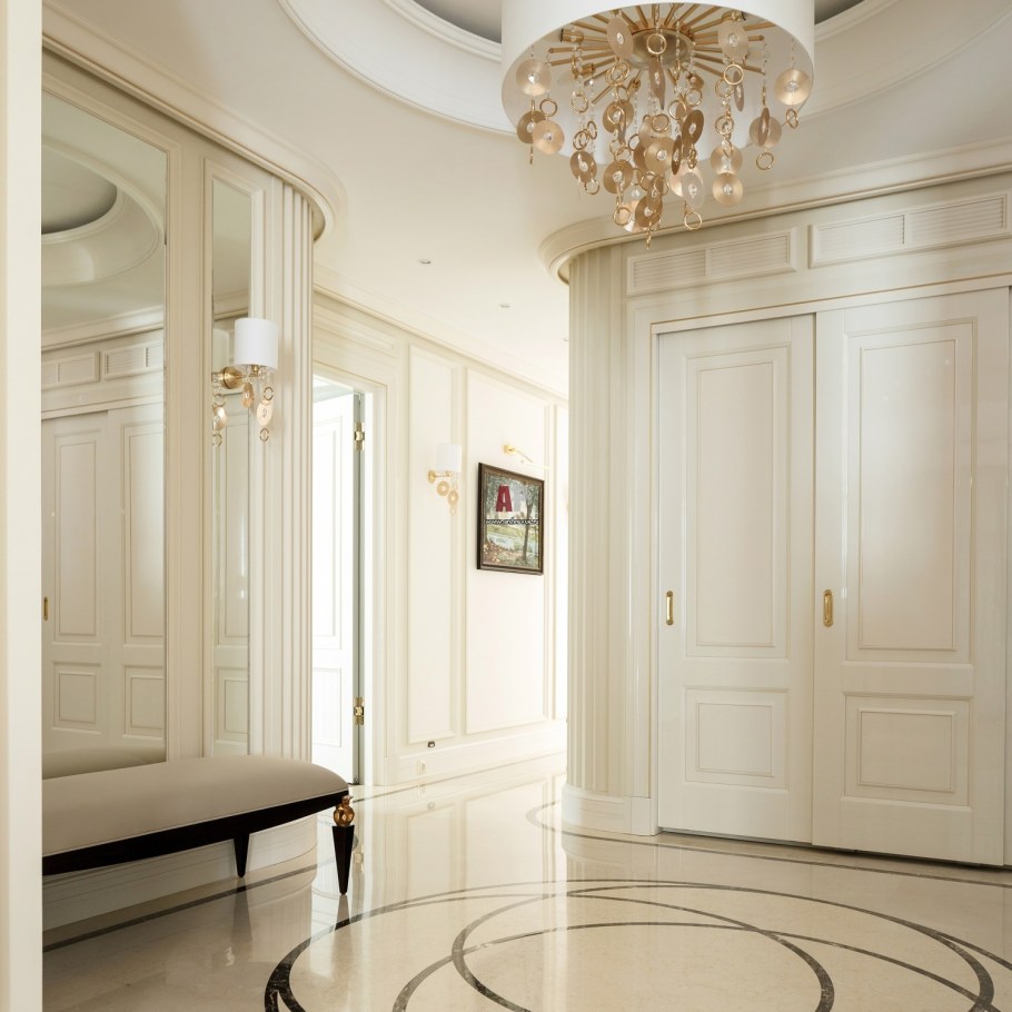Прихожая в классическом стиле в светлых тонах