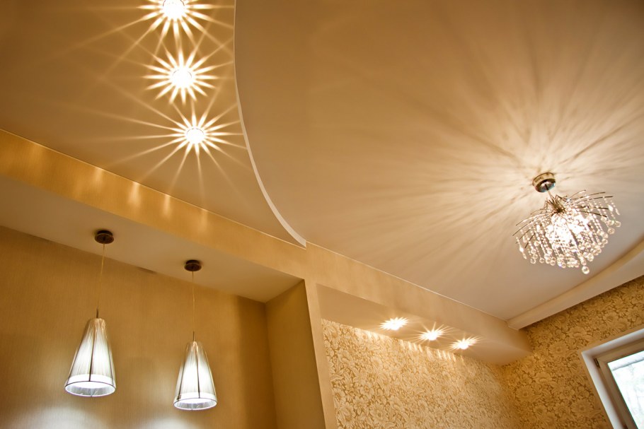 Натяжной потолок кофейного цвета