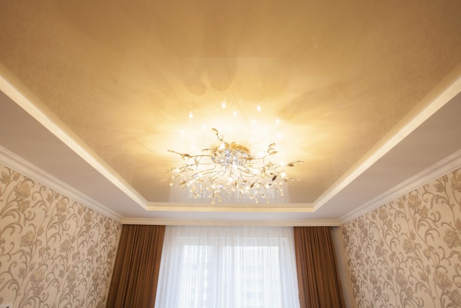 Бежевый натяжной потолок