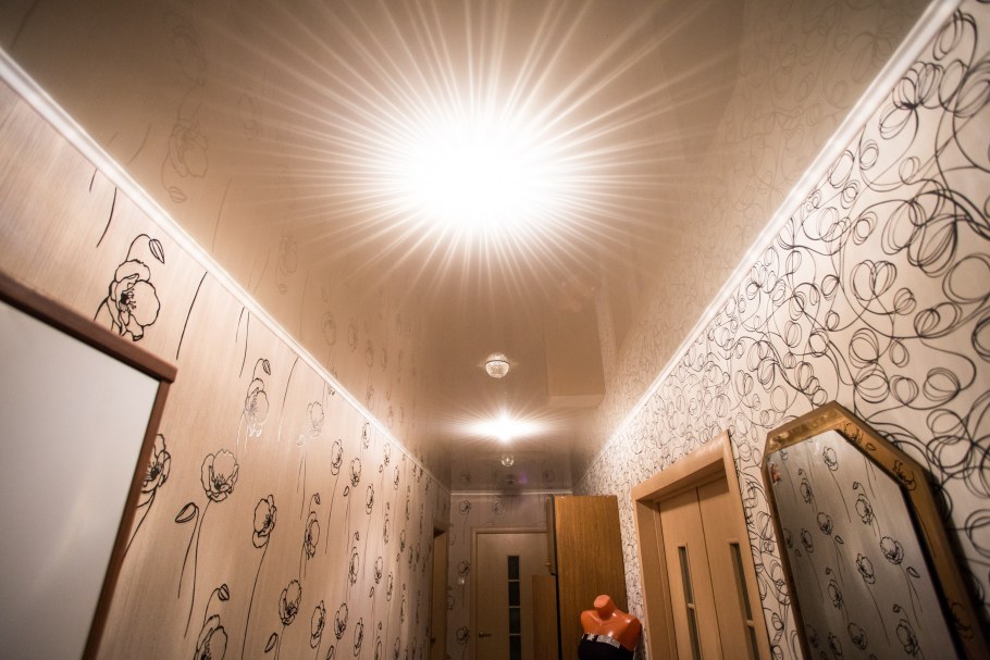 Глянцевый потолок в прихожей