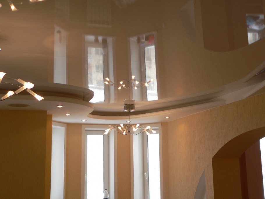 Бежевый глянцевый потолок