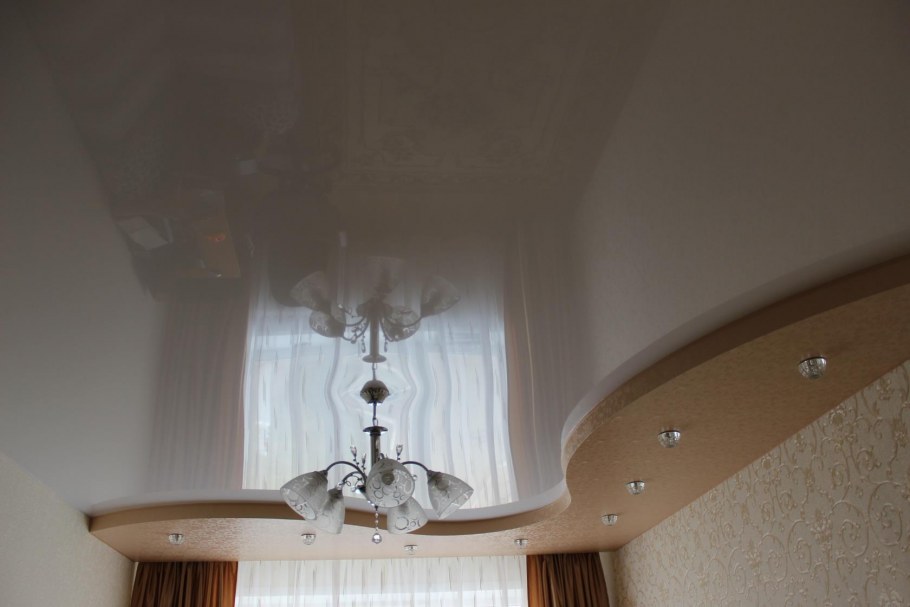 Натяжной потолок кофейного цвета