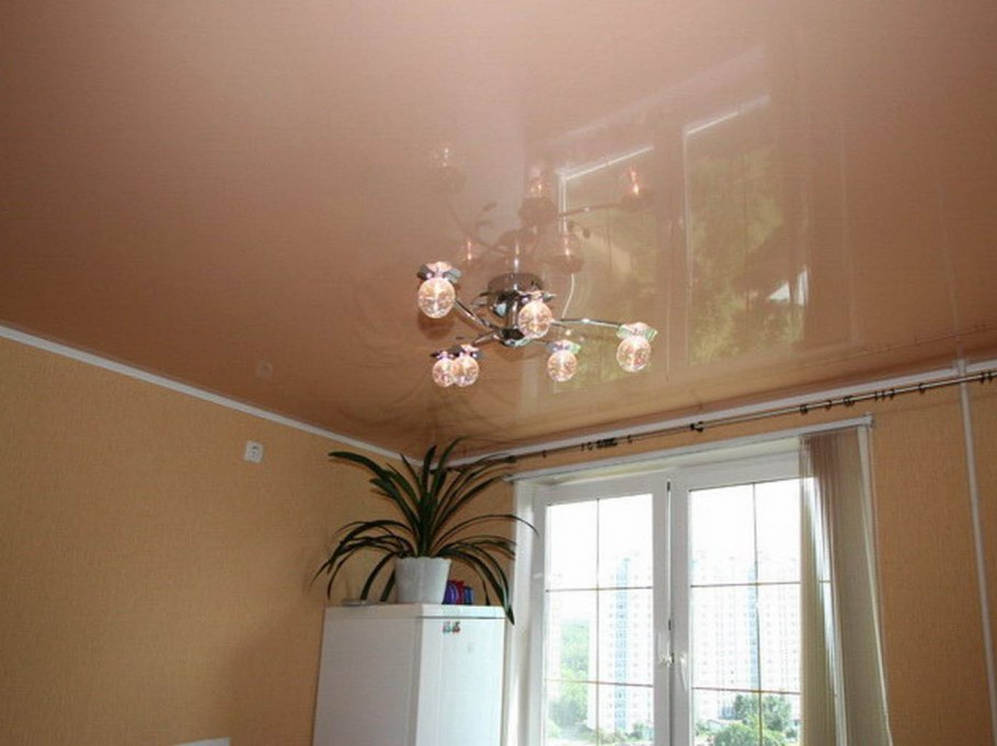 Глянцевый потолок молочного цвета