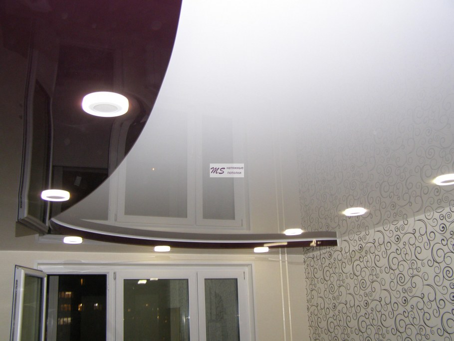 Двухуровневый глянцевый натяжной потолок