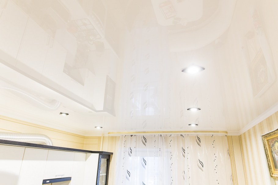 Виды глянцевых натяжных потолков