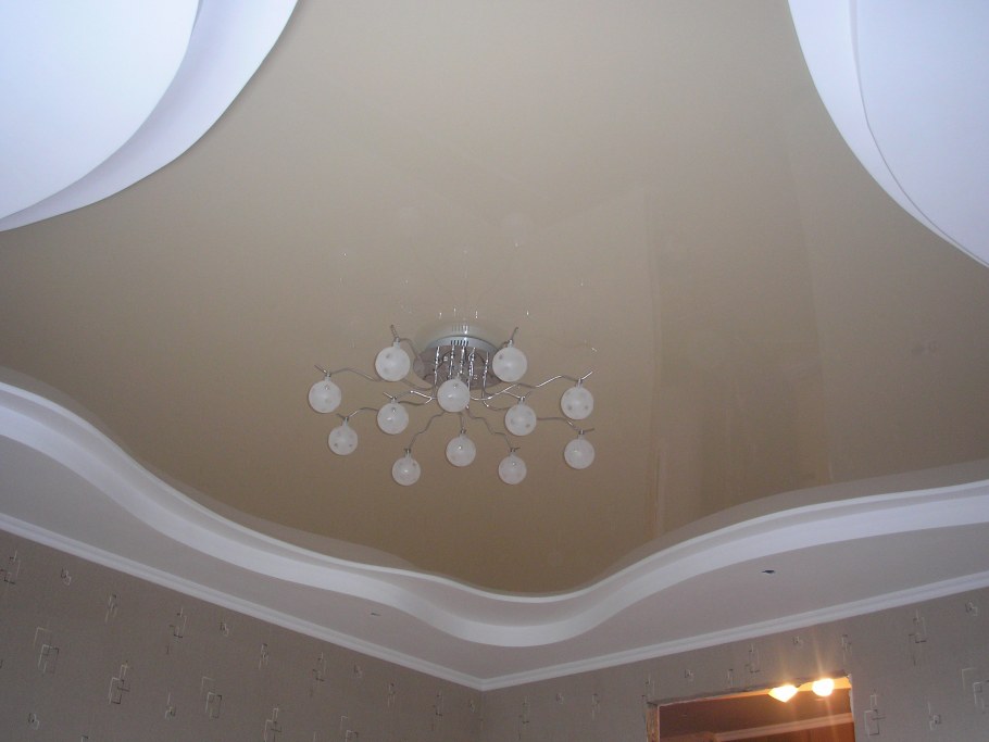Потолок бежевый с белым