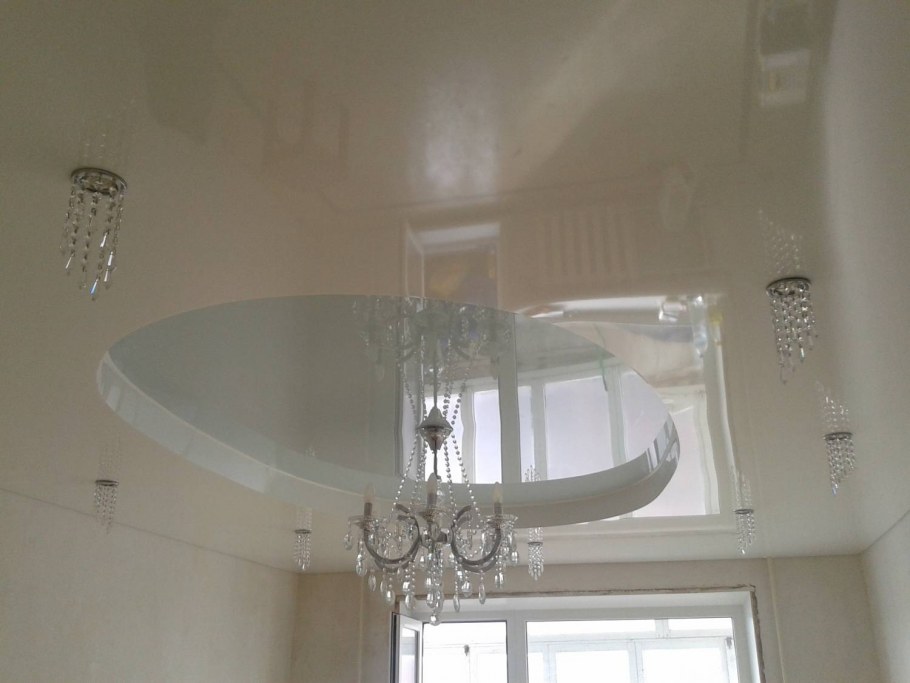 Молочный глянцевый потолок