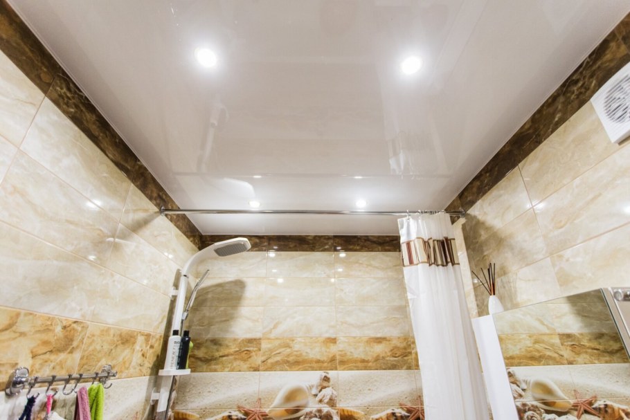 Глянцевый натяжной потолок ванна