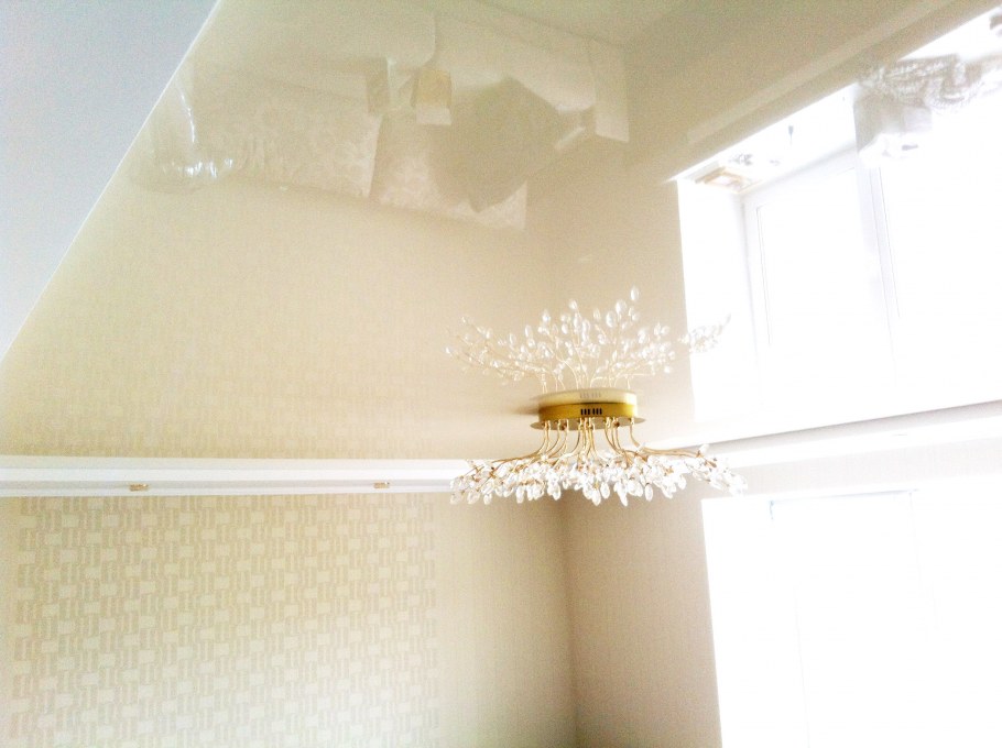 Кремовый глянцевый потолок