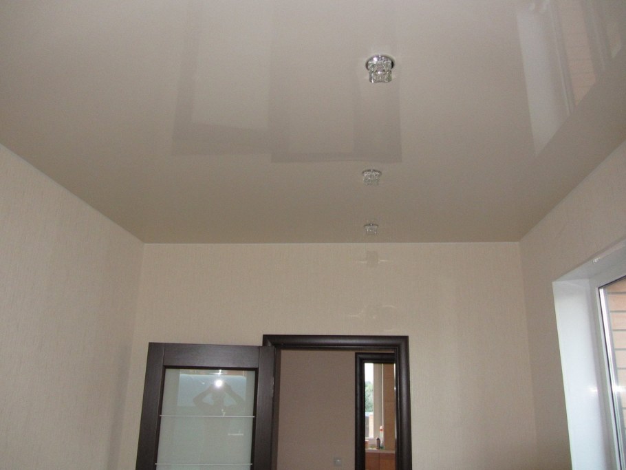 Бежевый глянцевый потолок