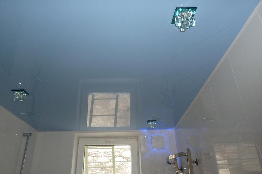 Голубой натяжной потолок