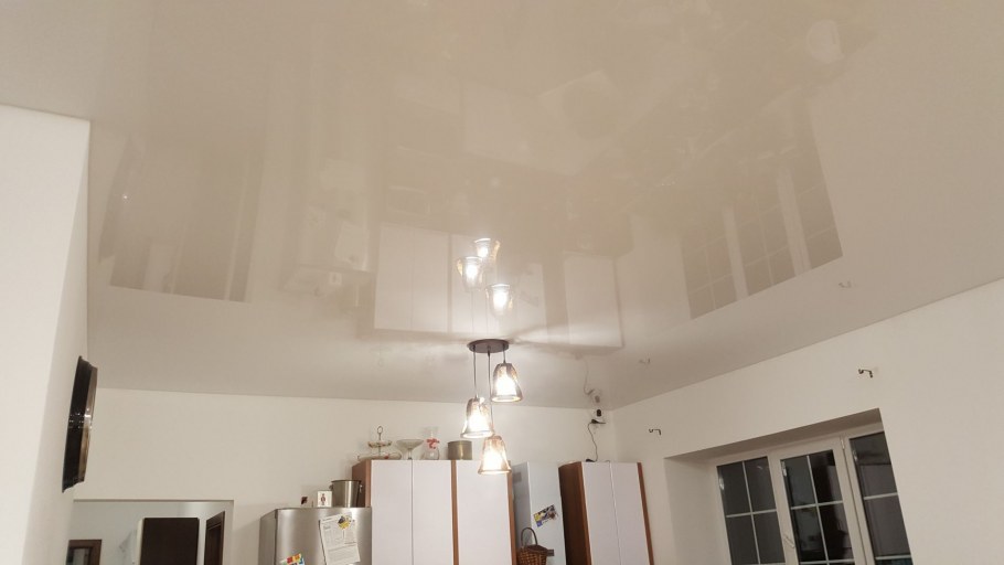 Натяжные потолки глянец