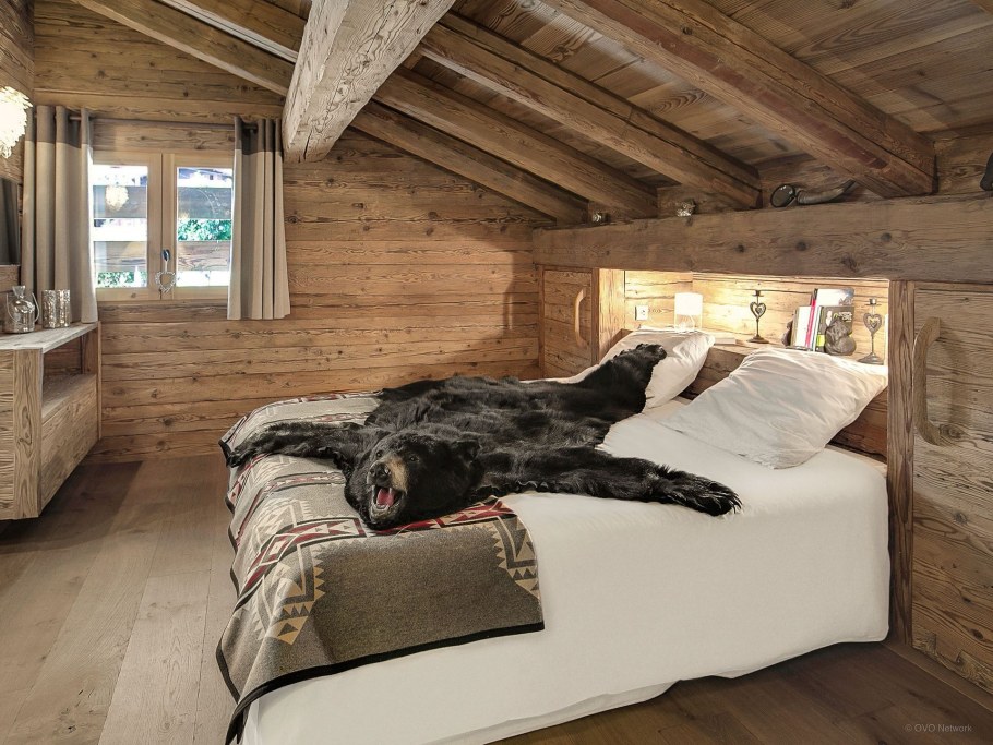 Спальня в доме из бруса в стиле Шале
