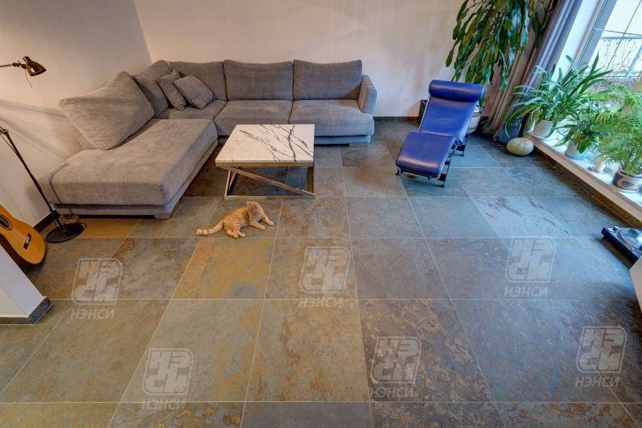 Пол из камня в гостиной
