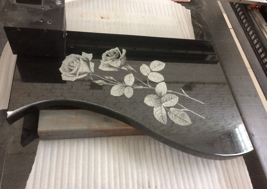 Цветы на гранитной плите